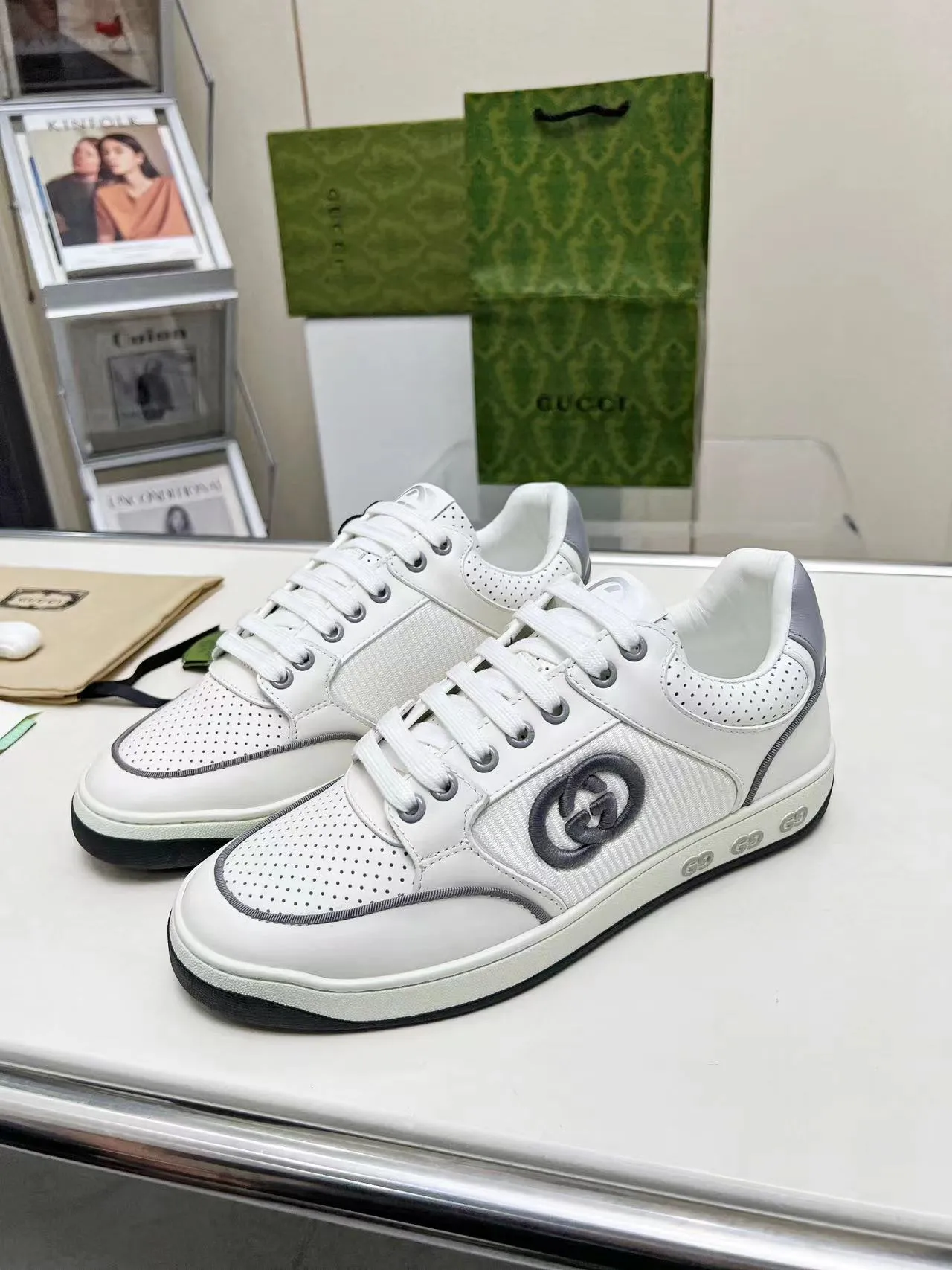P620 💞💞Gucci G Home’s latest popular sports shoes, couple’s style, casual, retro white shoes 🌸🌸🌸 New popular series. The exquisite and compact interlocking double G logo romantically interprets the aesthetic concept of this series. Made of off-white leather, retro inspiration is cleverly blended into the sneaker design to reinterpret the brand logo. Exquisitely packaged at the delivery counter 🛍📦 ▪️Fabric: Original custom-made imported first-layer cowhide leather ▪️Lining: Original custom-made imported cowhide lining ▪️Outsole: Original molded two-color TPU outsole ▪️Size: Women's 35-40 / Men's 39-45